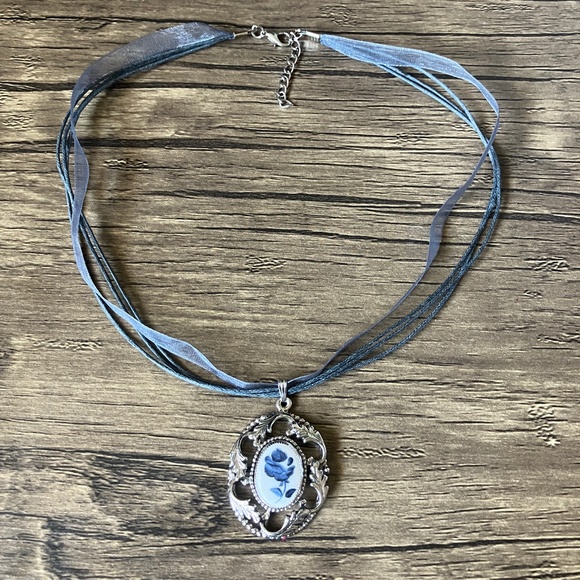 Vintage oval floral blue and white painted pendant necklace rose silver tone - Picture 4 of 6